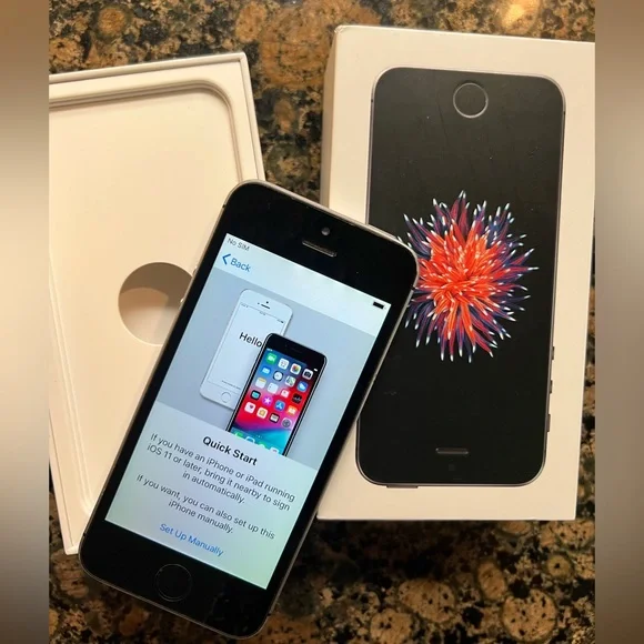 👑✓PRICE FIRM✓Apple iPhone SE - Black and Silver 64gb Unlocked